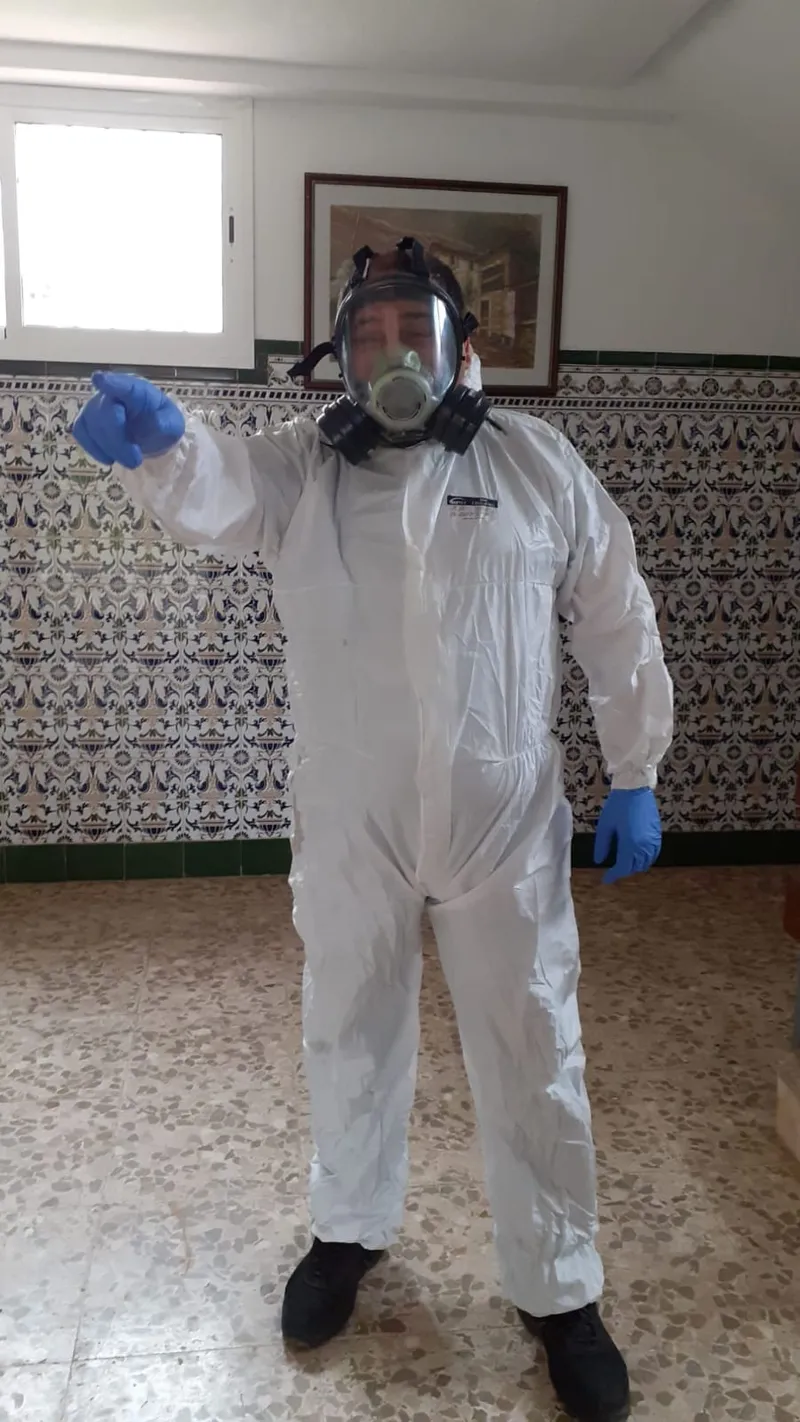 Profesional de control de plagas con equipamiento de protección